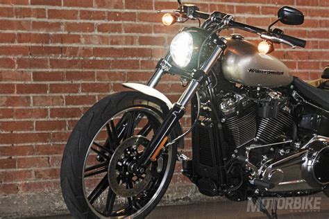 It sold out quickly so harley introduced a standard version. Harley-Davidson Softail Breakout 2018 - Precio, fotos ...