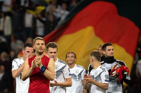 Manuel peter neuer is a german professional footballer who plays as a goalkeeper for and captains both the bundesliga club bayern munich and the germany national team. Alter Kapitän, neue Ausrichtung: die Nationalelf um Manuel ...