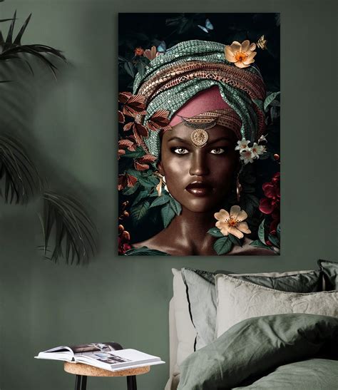 Poster Van Een Vrouw Uitgedost In Afrikaanse Kleding Uitgevoerd Met Een Hoog Contrast Tegen Een