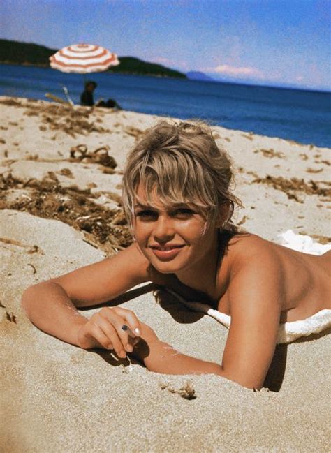 50 Vintage Photos Of Celebrities At The Beach