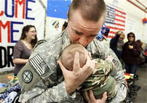 23 Touching Photos Of Soldiers Returning Home From War That Will Make