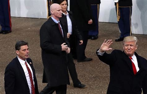 Explained Trumps Secret Service Agents Fake Hands Hands Ready