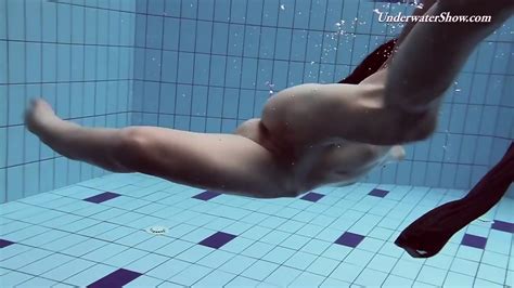 Underwater Babe Liza Rachinska Swims Naked
