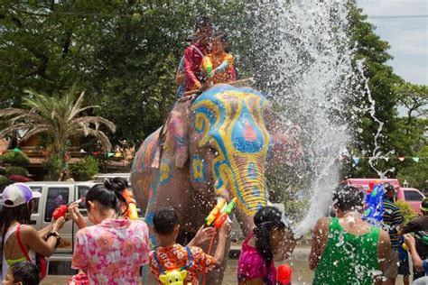 Neujahrsfest Songkran In Thailand Die Größte Wasserschlacht Der Welt