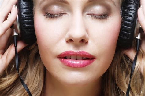 Premium Photo Woman With Headphones Listening To Music