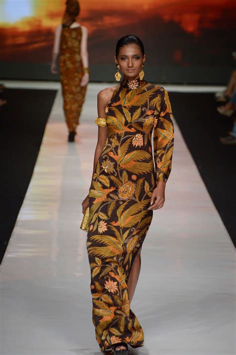 fashion designer indonesia interpretasi gaya kain tenun yang trendy dari 6 designer that