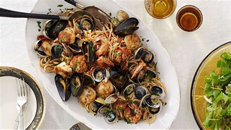 What are the seven fishes eaten on christmas eve? Seafood Linguine | Recipe | Seafood, Seven fishes, Scallop recipes