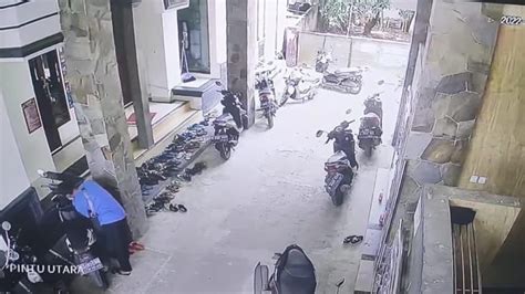 Pria Bertopi Gagal Curi Motor Di Masjid Depok Aksinya Terekam Cctv