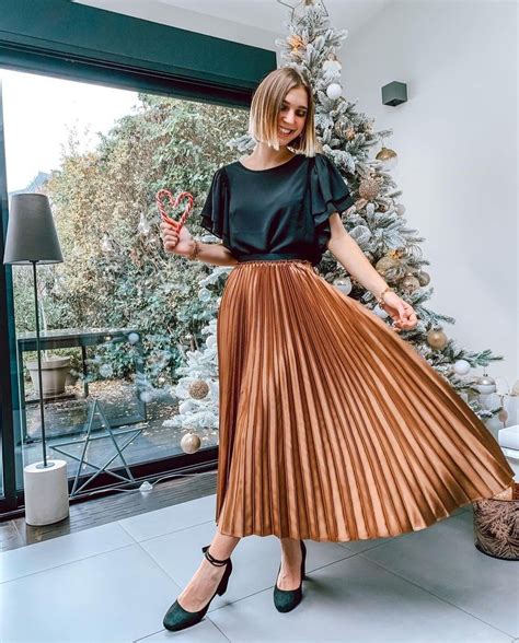 Pin By Ania On Rzeczy Do Noszenia In 2021 Pleated Skirt Dress