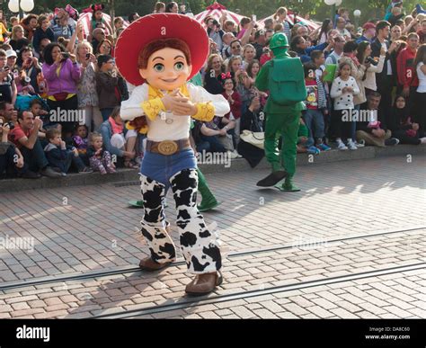 Jessie Aus Toy Story Und Ein Grüne Armee Mann Teilnehmen Im Disneyland
