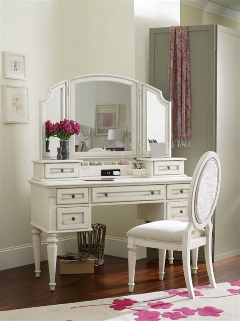 These diy vanity table ideas are perfect for all vanity locations to organize your cluttered makeup set. Vanity table with tri fold mirror - elegant bedroom ...