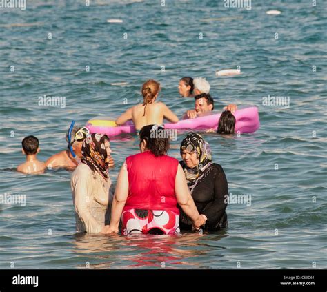 Arabische Muslimische Frau Frauen Vollständig Bekleidet Schwimmen Gekleidet In Der Mittelmeer