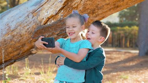 Niños Felices Tomándose Fotos Fotografías Selfies Retrato Con El