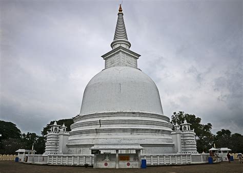 Mahiyangana Stupa Img0216b The Stupa Or Dagoba At Mah Flickr