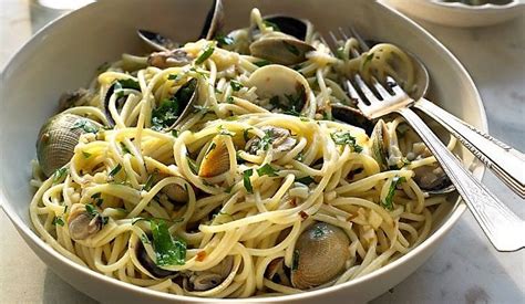 Spaghetti alle vongole tweet gli spaghetti alle vongole sono una ricetta tipica della cucina napoletana, dove sono conosciuti maggiormente come 'vermicelli alle vongole'. Ricetta Spaghetti alle vongole in bianco - Le Ricette di ...