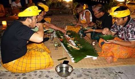 Megibung Tradisi Makan Bersama Warisan Kerajaan Karangasem Bali
