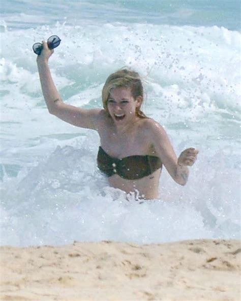 Avril Lavigne Sexy Bikini Body On The Beach As She Has A Day Off In Mexico Mirror Online