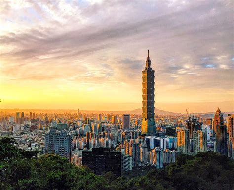 Catch This Stunning Sunset Over Taipei Taiwan At Elephant Mountain
