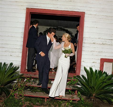 Years Later Carolyn Bessette Kennedys Wedding Dress Still Stuns Vanity Fair