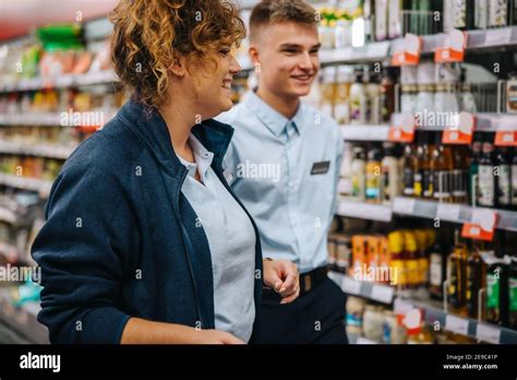 Supermarket employees talking hi-res stock photography and images - Alamy