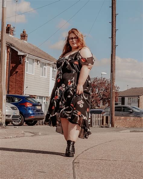 Emily Plus Size Blogger On Instagram Florals But Make It Grungy