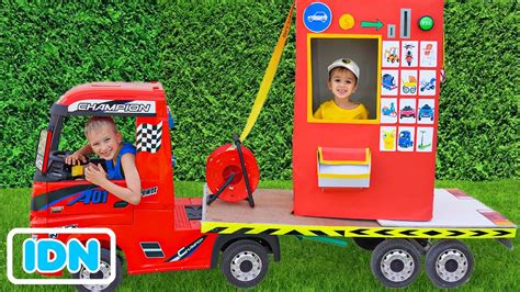 Niki naik truk derek dan bermain menjual mobil mainan untuk anak anak