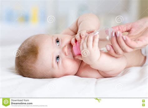 La Madre Alimenta Il Biberon Fotografia Stock - Immagine di poco, amore