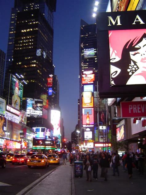 Vista de times square de noche, con todos los carteles luminosos, el trafico y los turistas (gran parte eran paisanos). Free Stock photo of Night scene in Times Square, New York ...