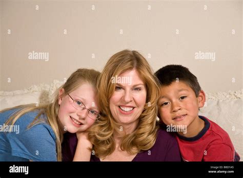 Familia Con Hijos Fondo Blanco Fotografías E Imágenes De Alta