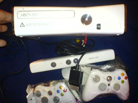 Xbox 360 Slim Blanco Con 2dos Controles Kinet Fuente D Poder 3650