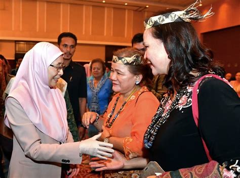 Wan azizah binti wan ismail. Kerajaan PH mahu Sarawak setara dengan Semenanjung - Dr ...