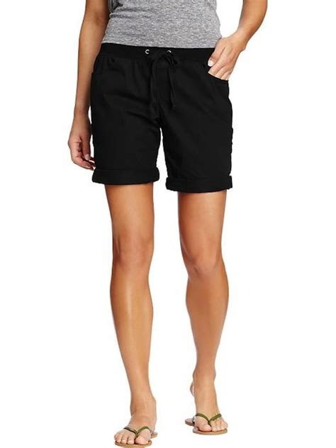 Las bermudas largas son una de esas prendas esenciales durante el verano y esta temporada vuelven con nuevos y favorecedores cortes y colores. Pin on Bermudas • Mujer