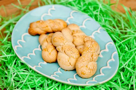 Looking for spring dessert ideas that will satisfy your guests sweet teeth and look great on the easter table? Koulourakia | Greek Easter Cookies - Brownie Bites Blog