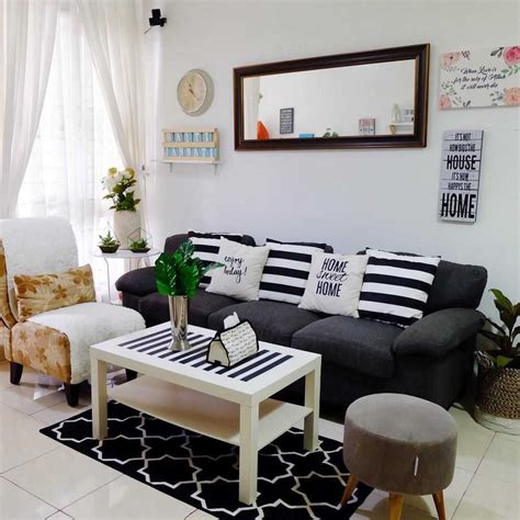 Warna putih dimiliki oleh keseluruhan dinding, jendela dan gorden ruang tamu, desain sofa yang nyaman serta tempat. Luar Biasa Hiasan Dinding Ruang Tamu - Erlie Decor