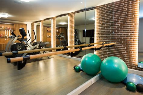 Workout Room Decor Ideas To Create A Mini Gym At Your Place Spor Salonu Mavi Cam Ayna