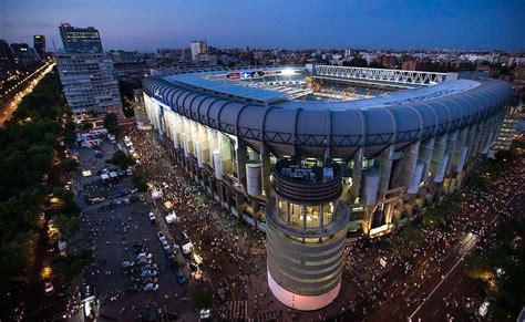 Şampiyonlar ligi yarı final karşılaşmasında chelsea, sahasında real madrid'i konuk etti. Santiago Bernabéu Football Stadium, Madrid