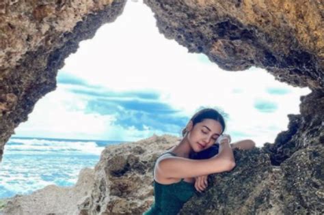 Anya Geraldine Posting Foto Liburan Di Pantai Netizen Geger Entertainment