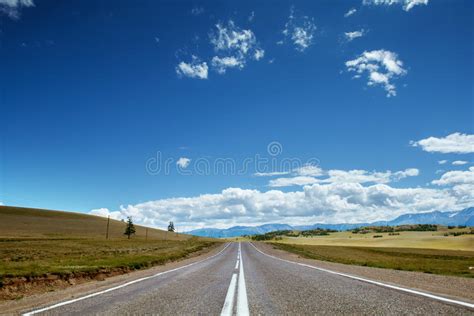 El Camino Recto Va Al Horizonte Foto De Archivo Imagen De Viaje