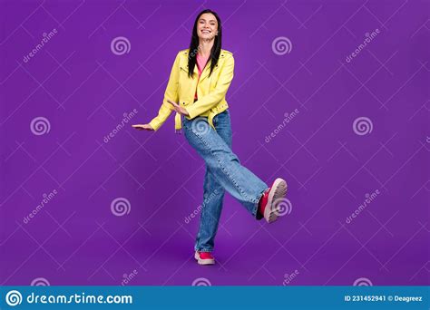 foto de cuerpo completo de una chica guapa divertida bailando jovencita juguetona aislada sobre