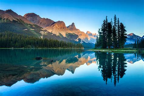 486700 Canada Landscape Stock Photos Pictures And Royalty Free Images
