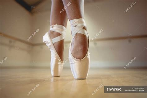 Surface Level Of Ballerina Standing On Tiptoe In Pointe Shoes — Profession Sportive Stock