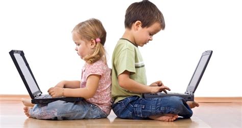 Imagen vectorial de un niño jugando videojuegos, visto desde arriba. The Mirror anuncia en primera página que jugar a videojuegos provoca cáncer