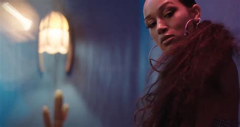 sophia ayana dropt de nieuwe videoclip van haar tune chains off