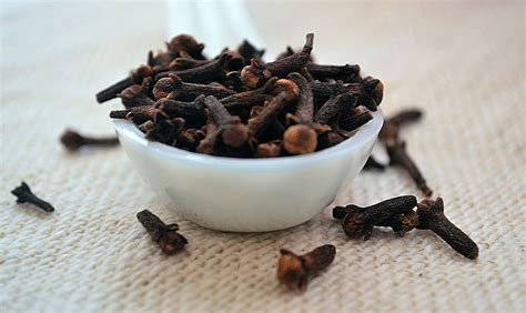 Clove Oil For Toothache Effectiveness Side Effects And How To Use