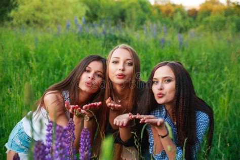 Drei Schöne Junge Glückliche Mädchen Beste Freunde Senden Einen Luftkuss Mit Spaß Lächeln Und