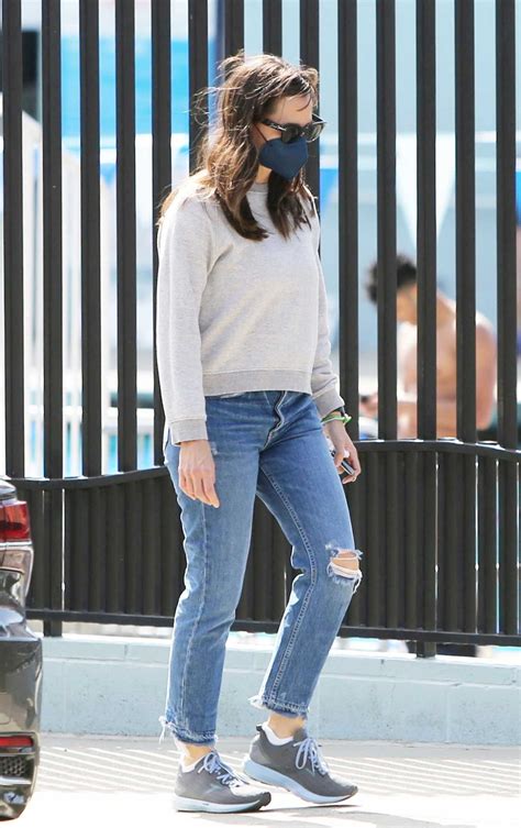 Jennifer Garner In A Blue Ripped Jeans Was Seen Out In Pacific