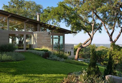Hillside Dwelling In Texas With A Fantastic Indoor Outdoor