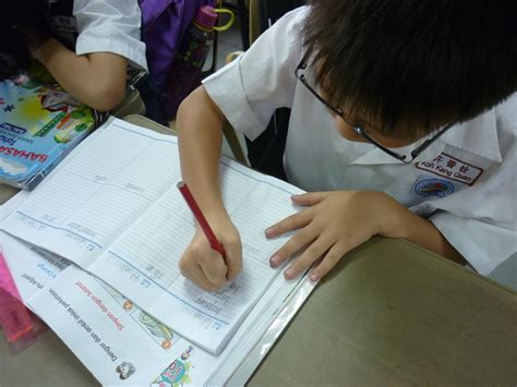 Pengertian pembelajaran adalah suatu sistem yang bertujuan untuk membantu proses belajar siswa, yang berisi serangkaian peristiwa yang dirancang, disusun sedemikian rupa untuk mempengaruhi dan mendukung terjadinya proses belajar siswa yang bersifat internal. PENGAJARAN DAN PEMBELAJARAN: Murid Tahun Dua ( membuat ...