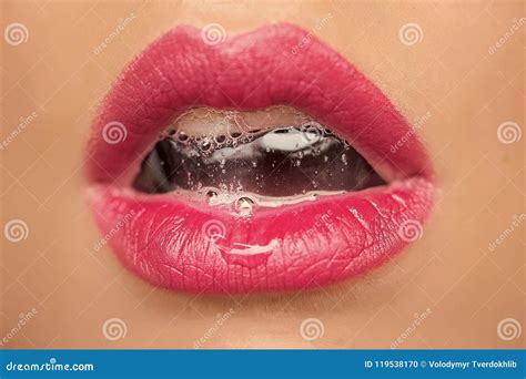 Женский конец вверх губ Женский рот с пузырем Стоковое Фото изображение насчитывающей лизать