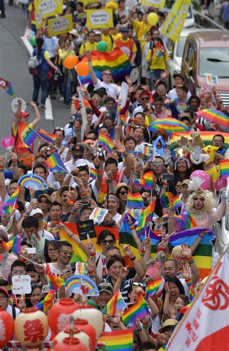 record number of 7 000 people march in tokyo rainbow pride parade the mainichi